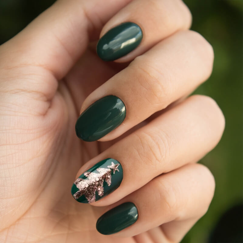 Deep green nails deliver a luxe Christmas manicure. Looking for winter nail ideas? Deep green manicure is a perfect choice.