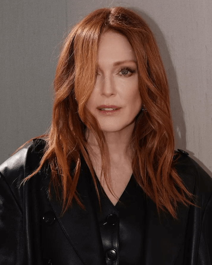 Rottöne im Herbst gehen immer, wie Julianne Moore in Kupferrot zeigt.