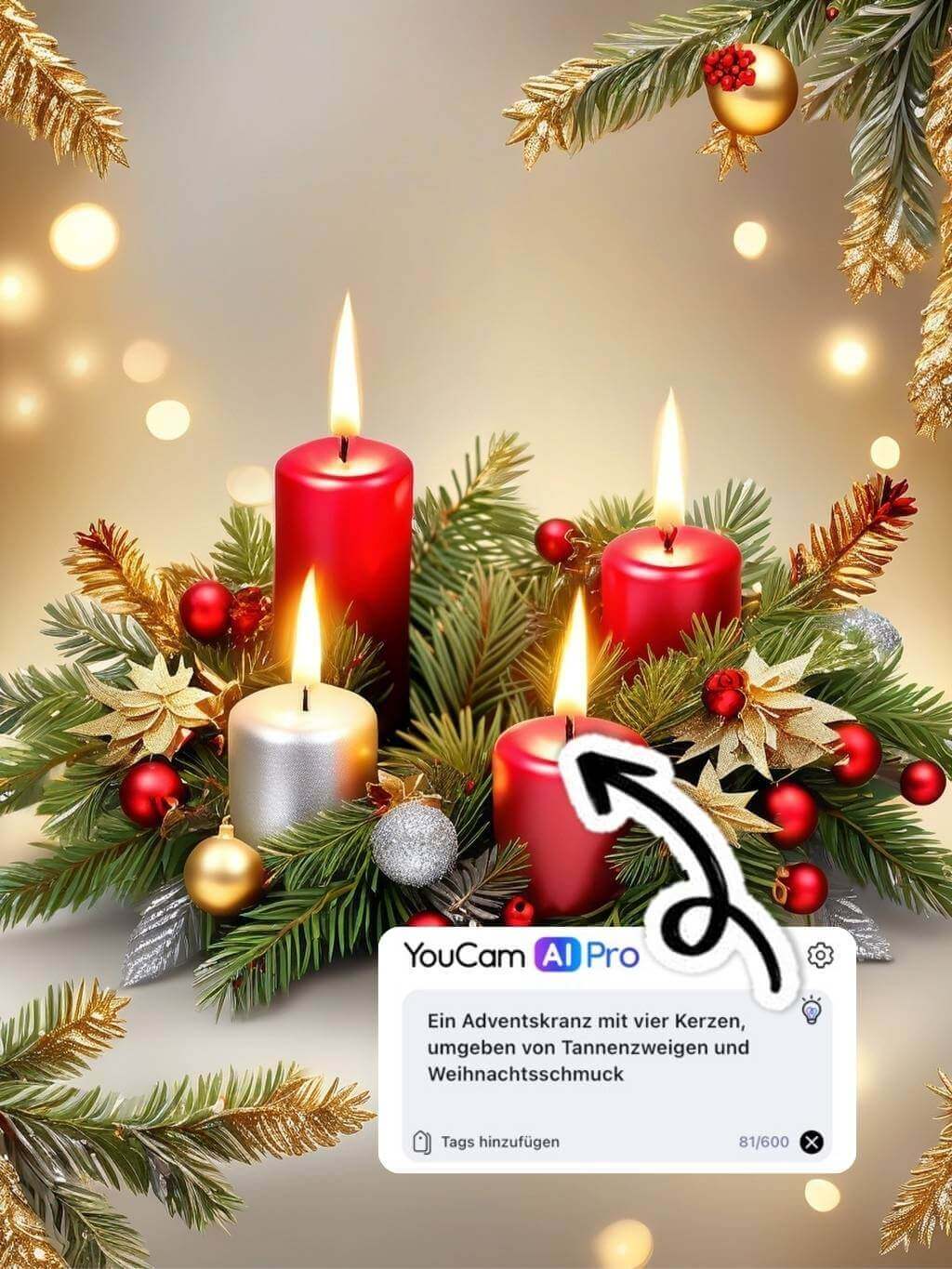 Adventskranz mit vier Kerzen, umgeben von Tannenzweigen und Weihnachtsschmuck