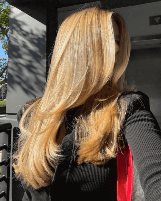 Beispiel für trendige Blondtöne im Herbst 2025.