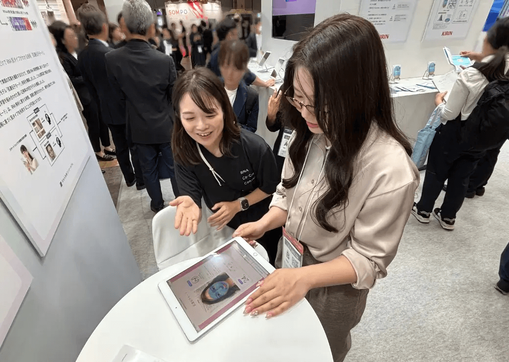 肌診断を受けている様子