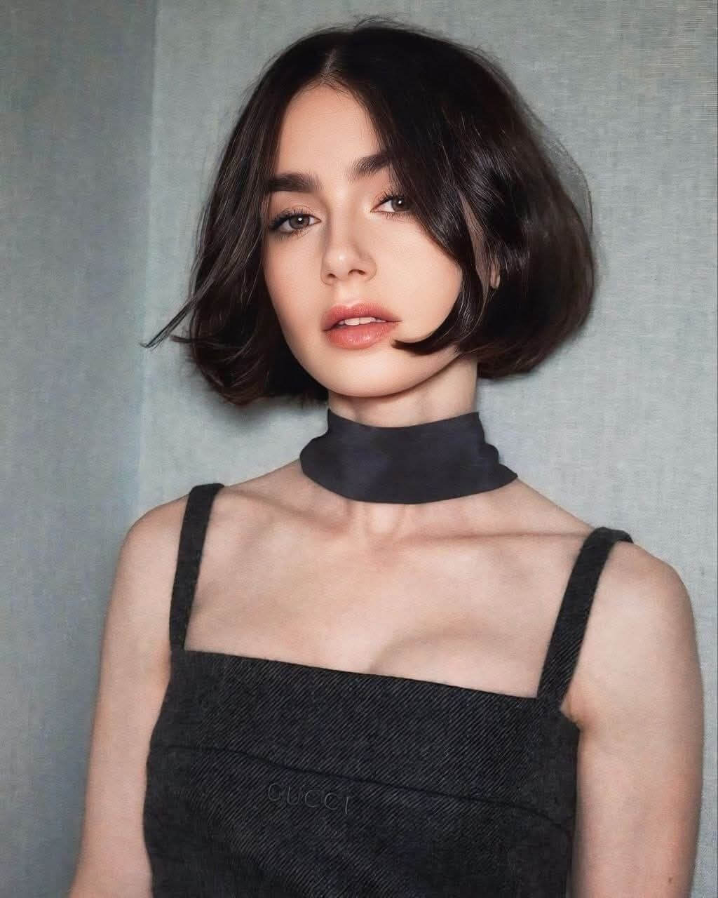 Lily Collins : tendance coupe carré hiver 2025/2026 : razored bob