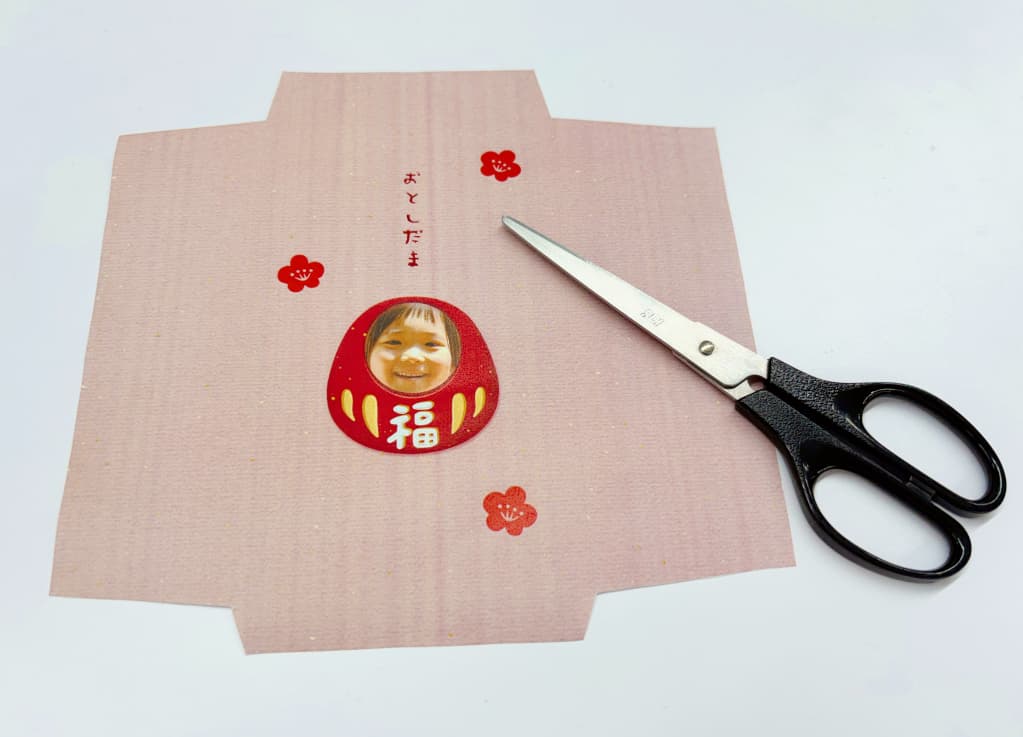 お年玉袋のフチに沿って切る お年玉袋のフチに沿って切る