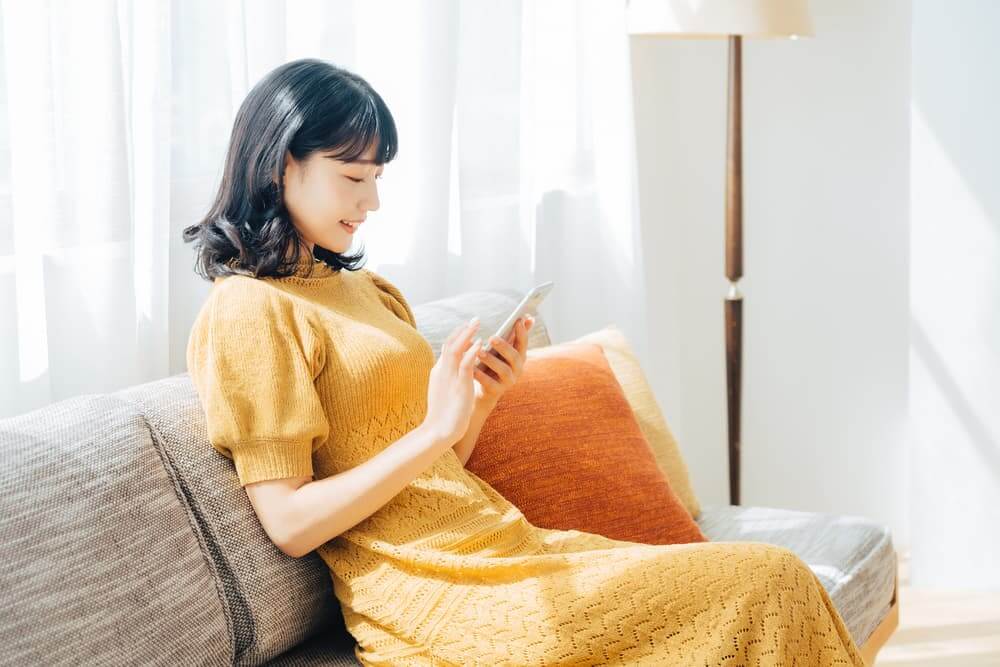 スマホアプリを使ってジャーナリングをする女性