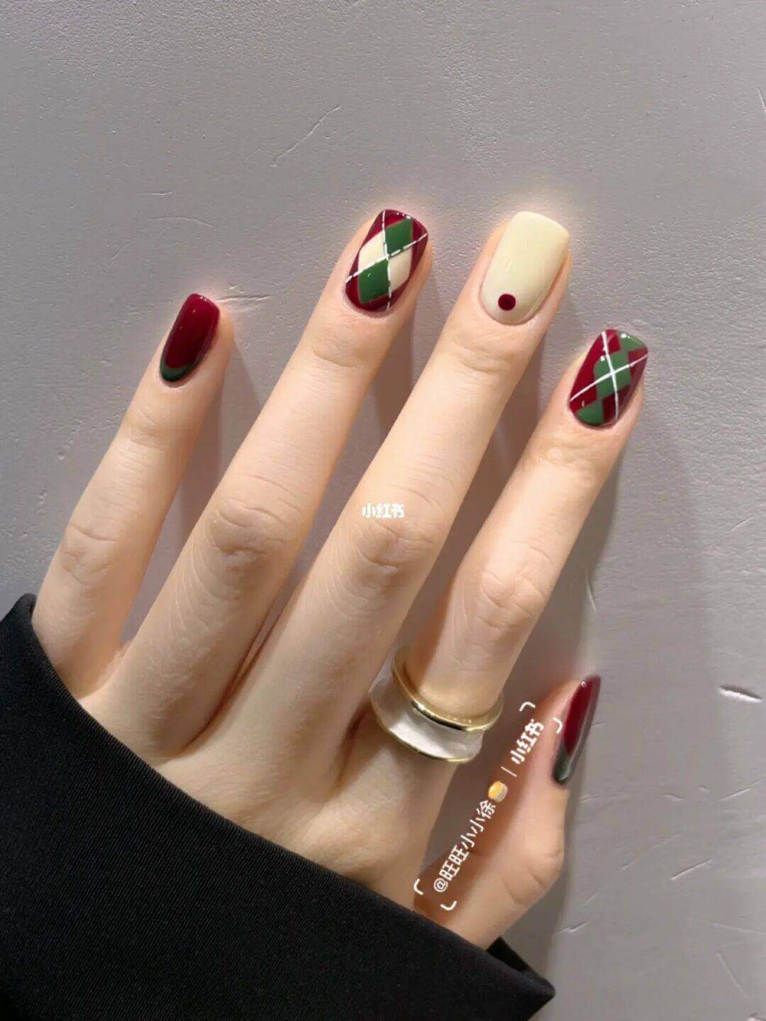 聖誕美甲範本十三：聖誕菱格紋
