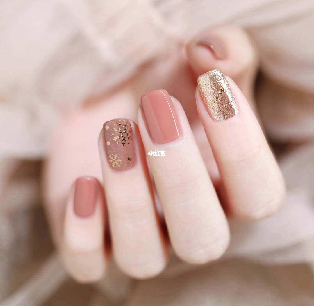 聖誕美甲推薦：溫暖裸粉