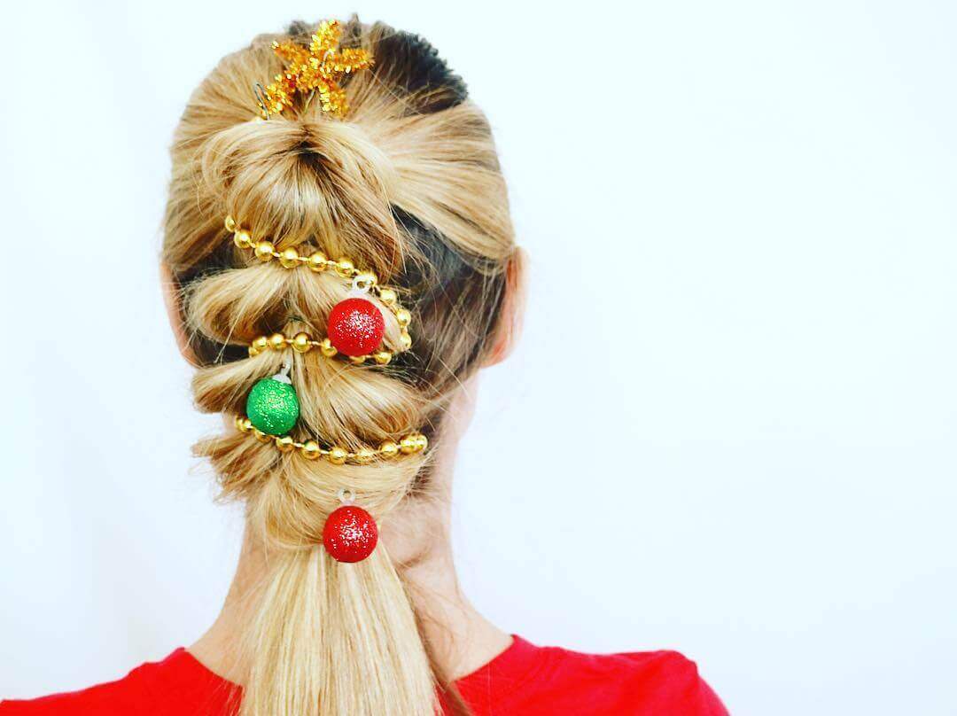 Eine kreative Weihnachtsfrisur: ein geflochtener Zopf in Form eines Weihnachtsbaums, verziert mit Schmuck.