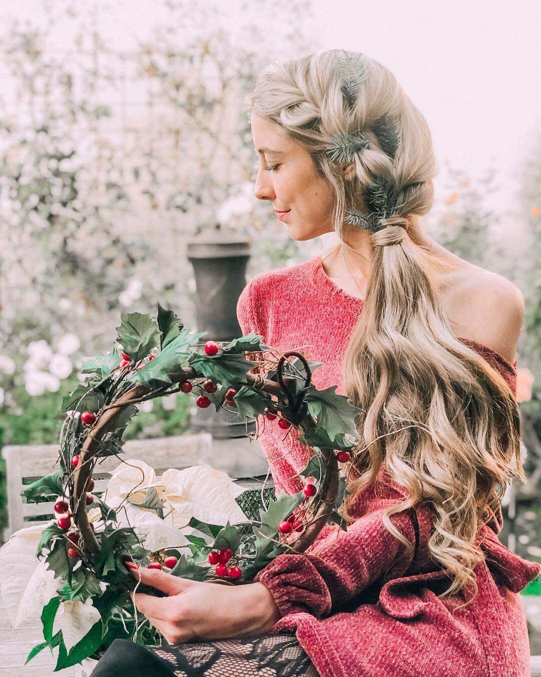 Eine romantische Weihnachtsfrisur: ein seitlich geflochtener Dutt, der wie ein Weihnachtskranz aussieht.