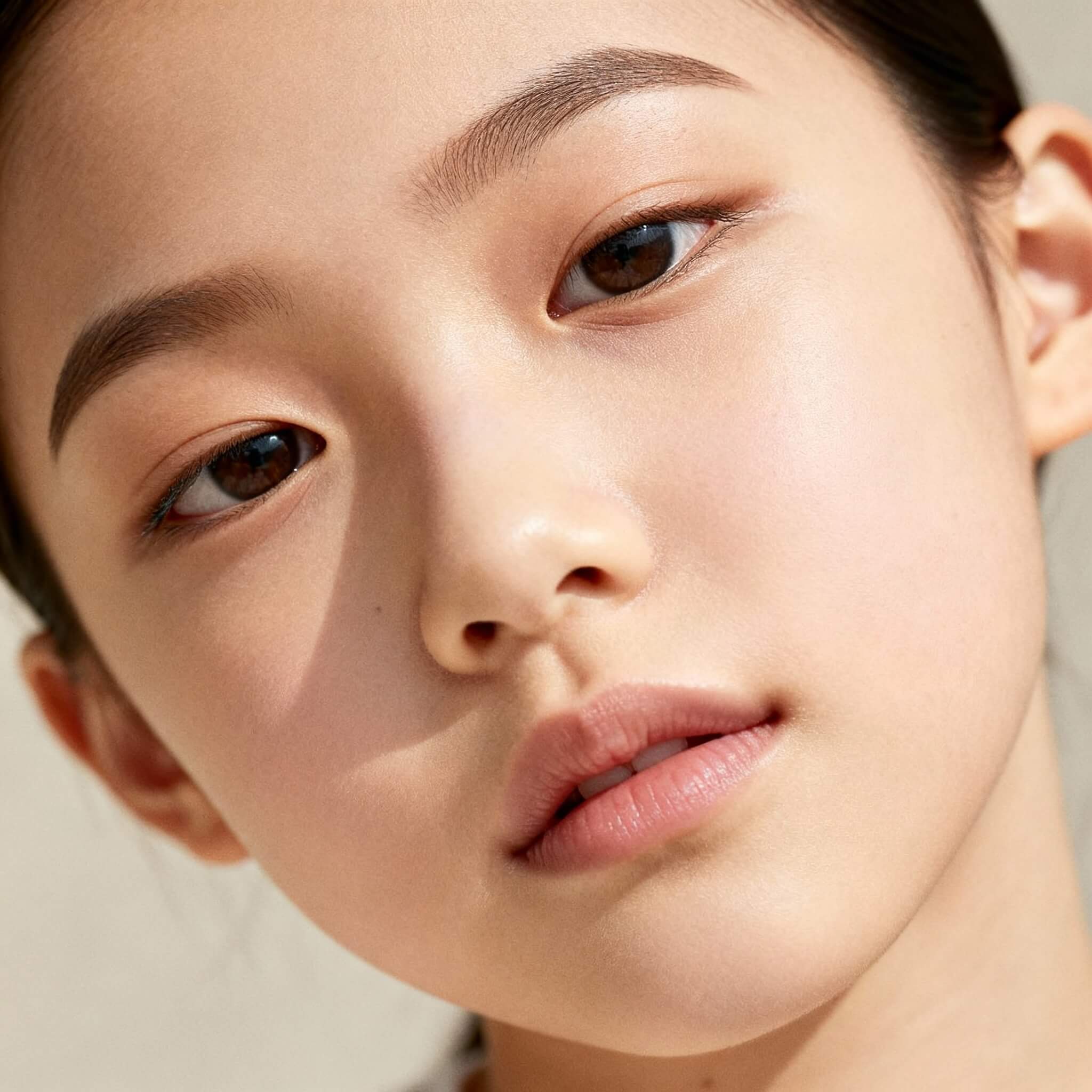 Highlighter increases brightness and dimension in targeted zones. Highlighter increases brightness and dimension in targeted zones.