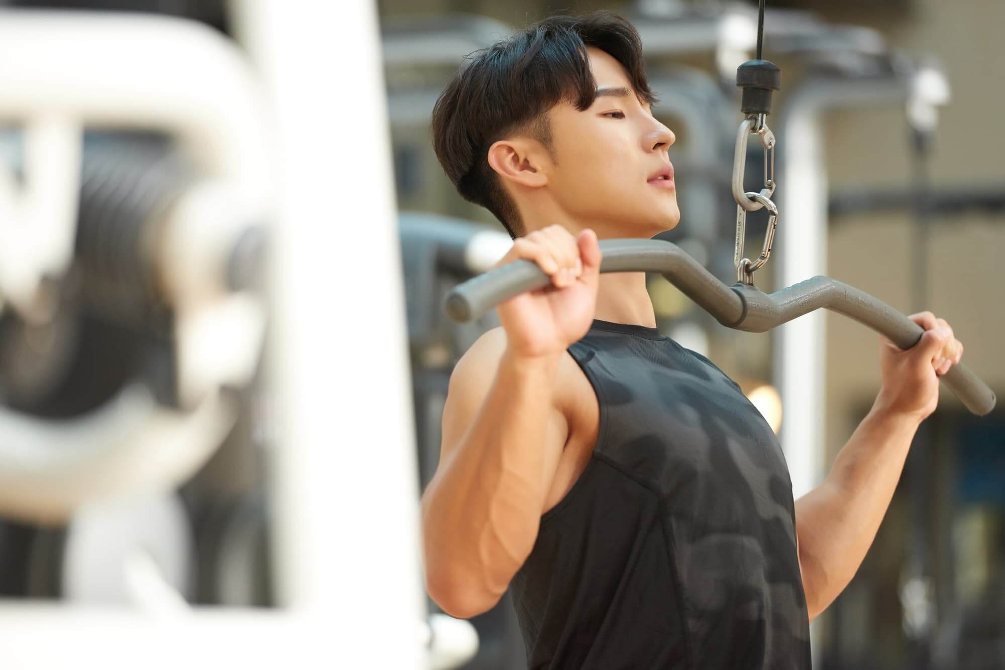 筋トレをしている男性