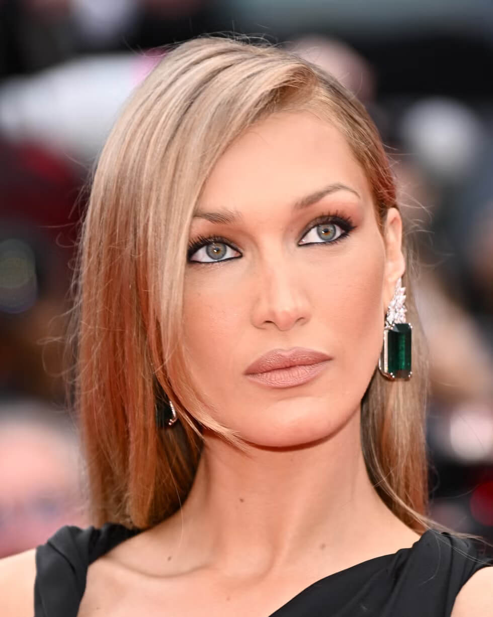Haarfarben Trends Bella Hadid in Crème Brûlée Blond.