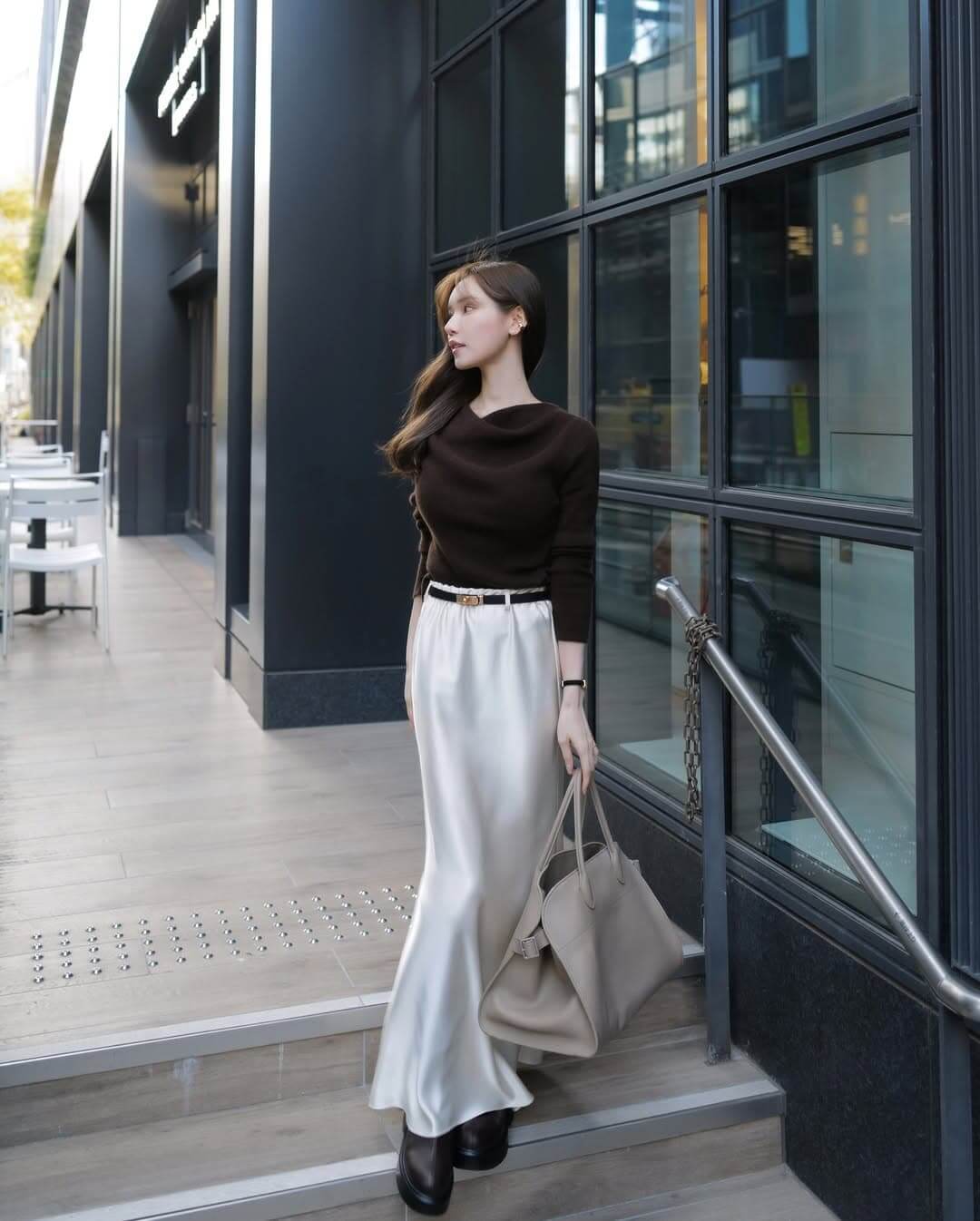 ベロアとサテンの光沢が美しいディナーデート服