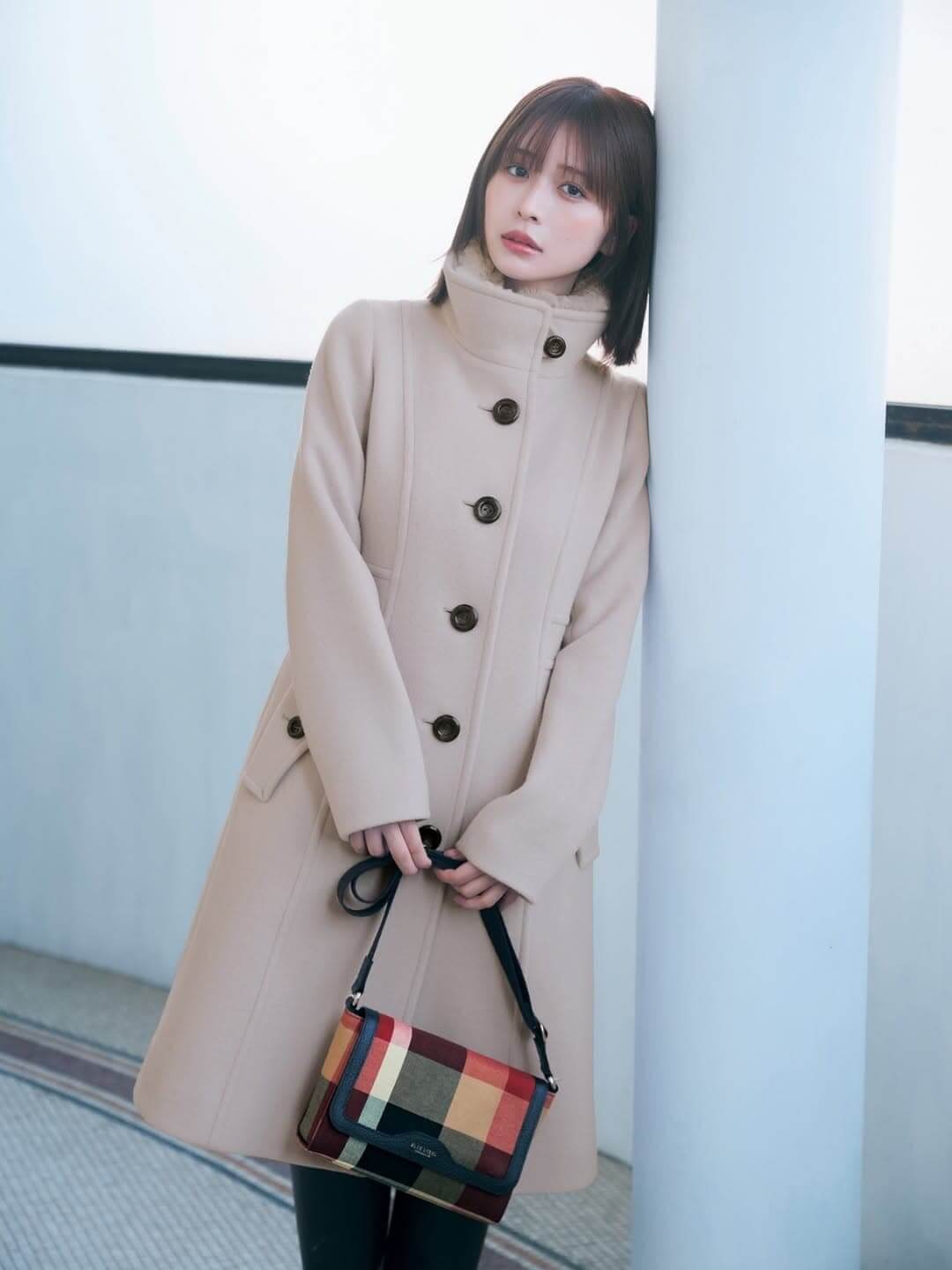 仕事終わりのデートにカラーコートを着る