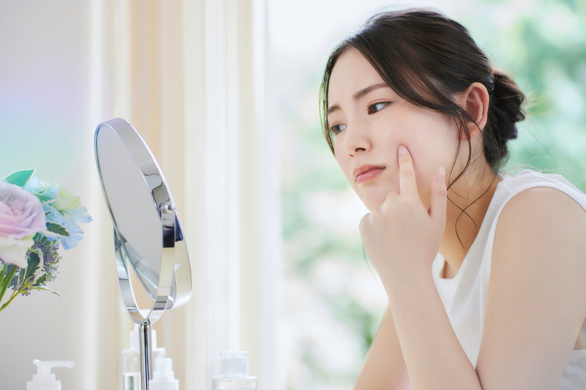 リビングでお肌のお手入れをする若い女性 リビングでお肌のお手入れをする若い女性