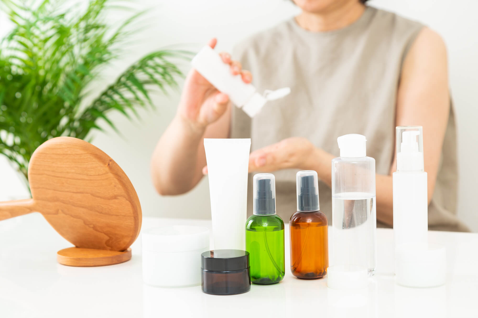 スキンケアをする女性 スキンケアをする女性