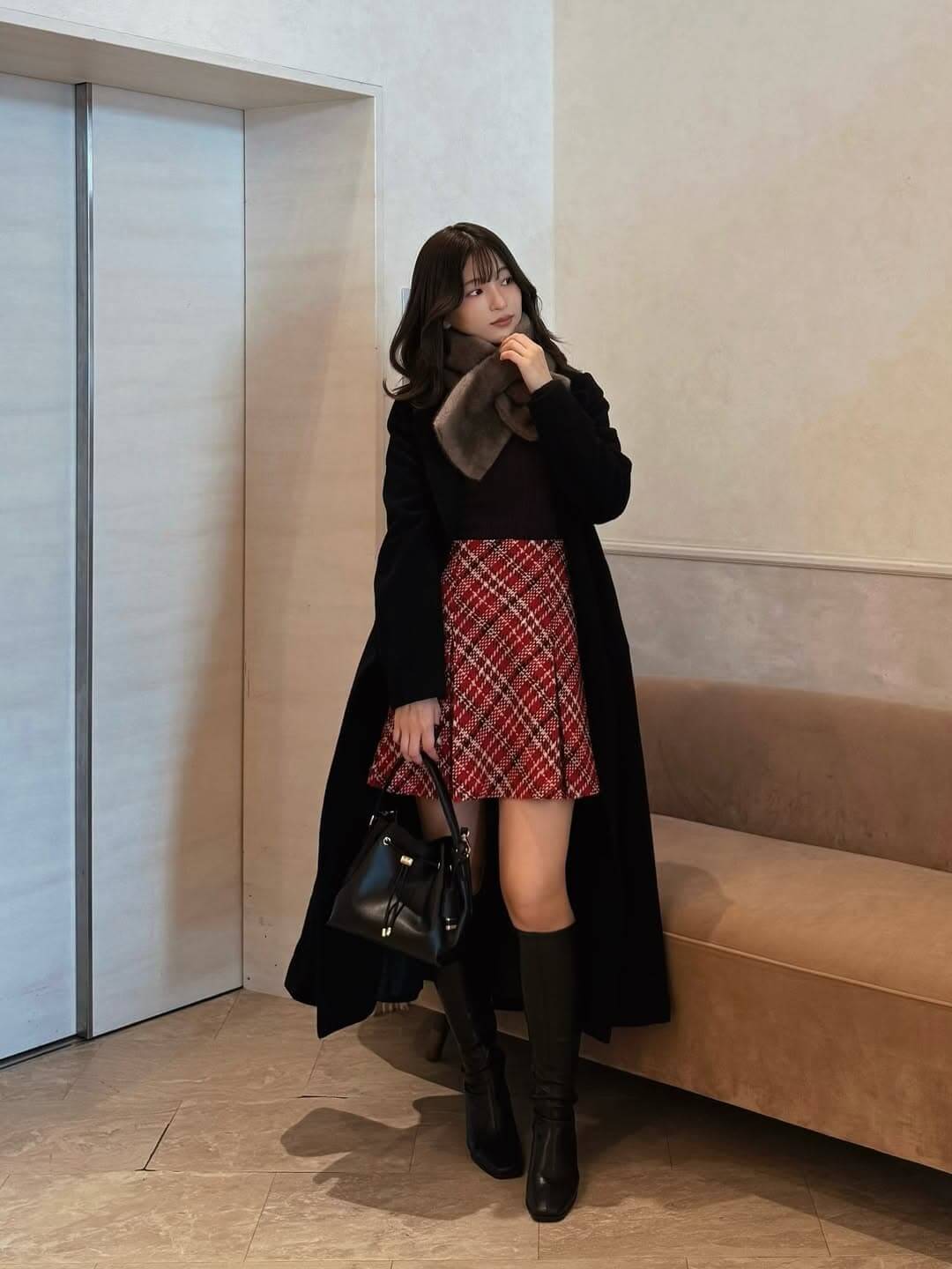 冬のデート服はクリスマスカラーの差し色を