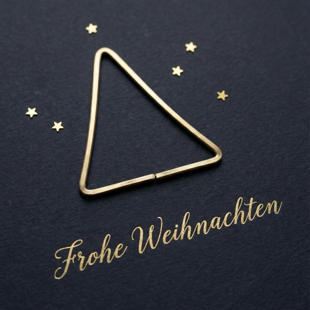KI-generiertes Bild eines minimalistischen, goldenen Weihnachtsbaums.