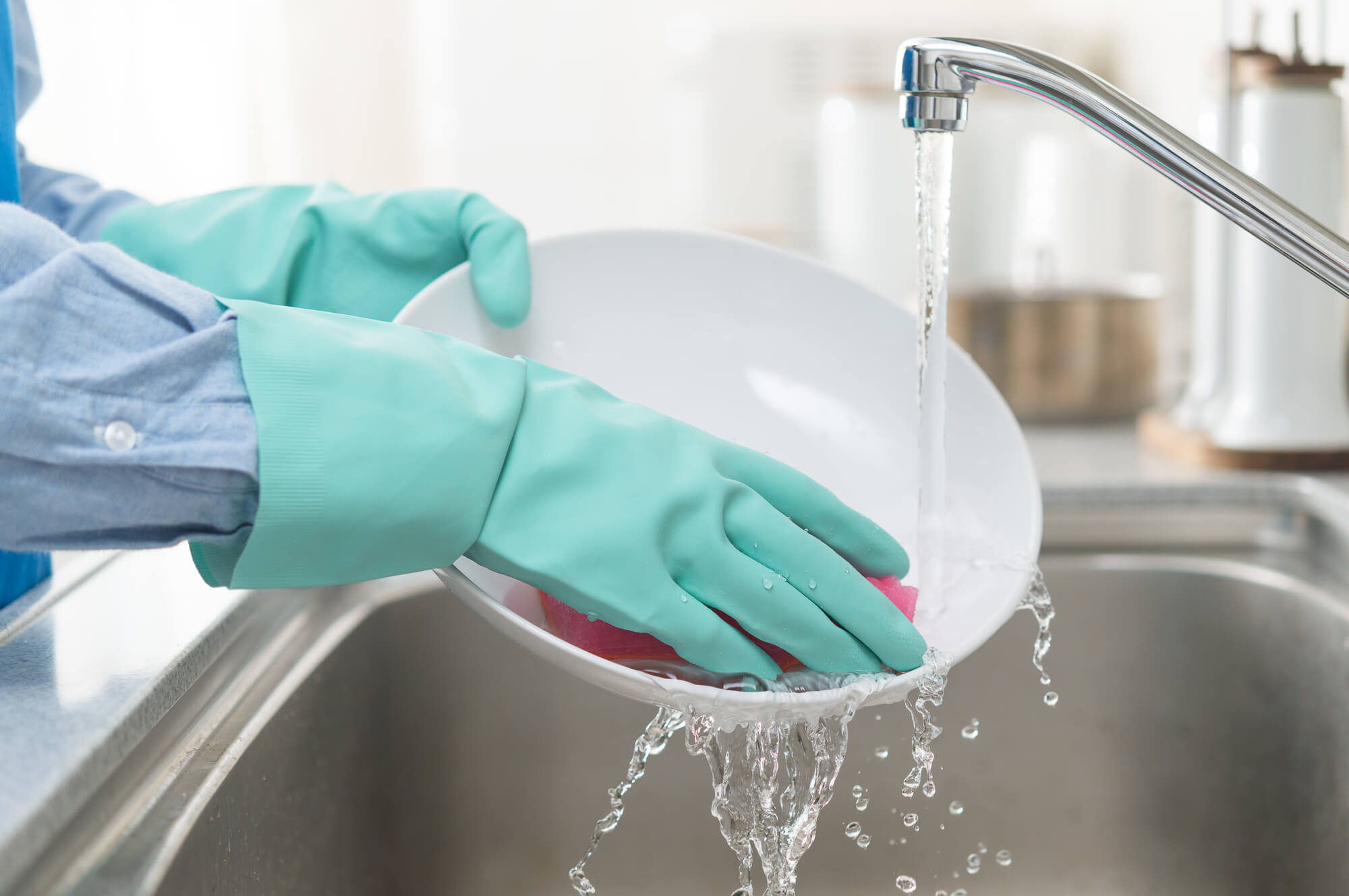 皿洗いは手袋をつけて 皿洗いは手袋をつけて