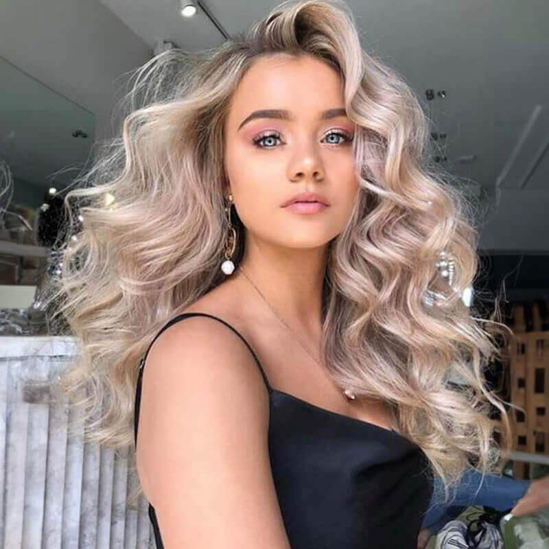 Acconciature Natalizie 2025: Boccoli "Pin Curls" Acconciature Natalizie 2025: Boccoli "Pin Curls"