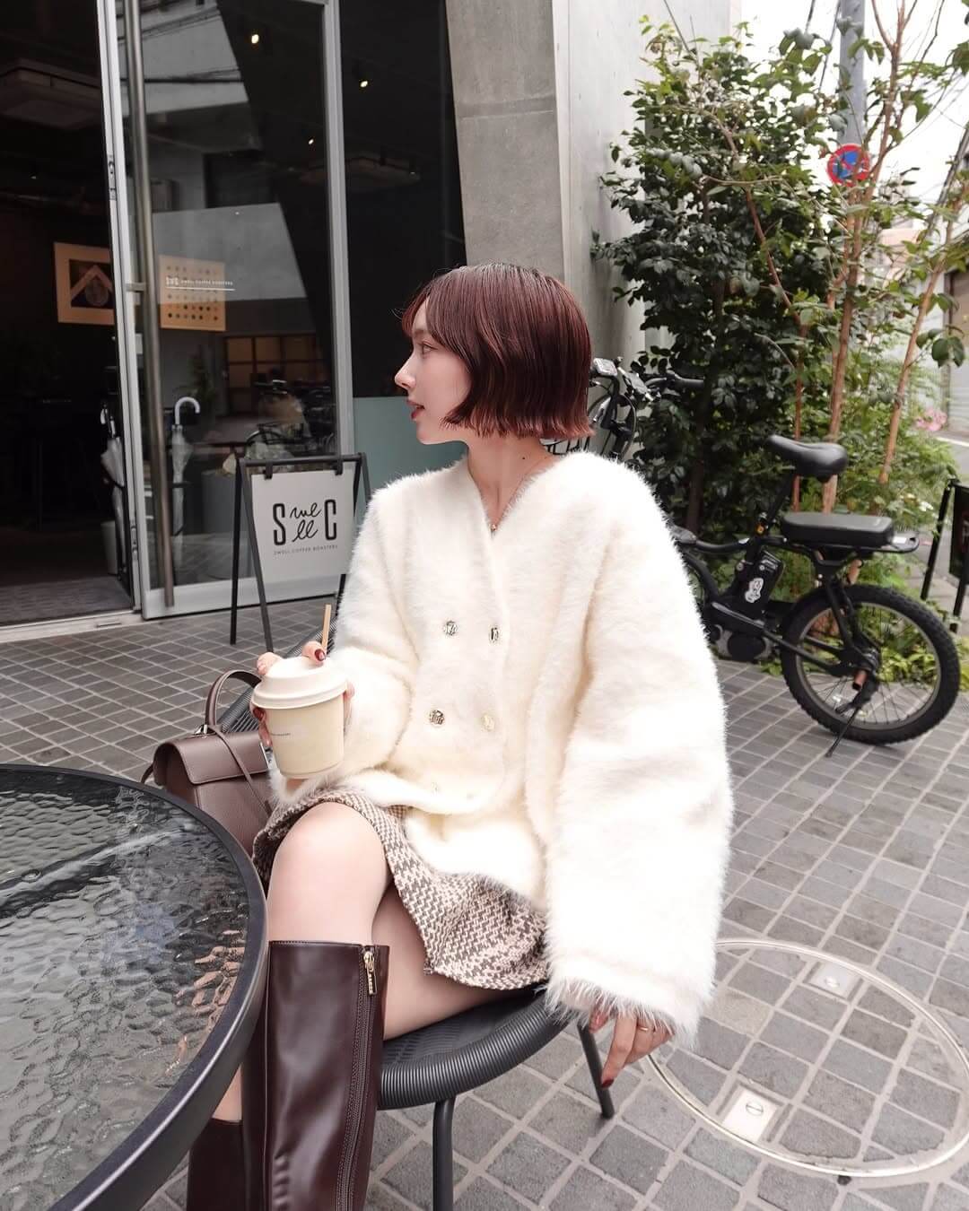 チェックのスカートで膝上シルエットが綺麗な冬のカフェデートコーデ