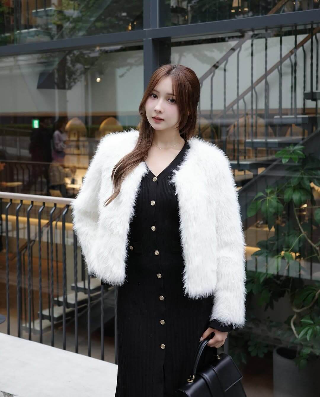 ワンピースにフェミニンなアウターの冬のディナーデートコーデ