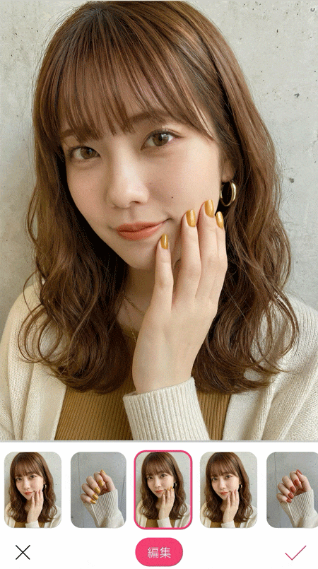 ネイルカラーを試す様子