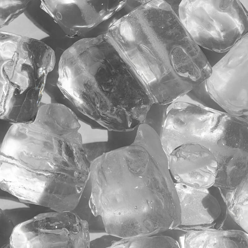 Aplicando gelo no rosto para reduzir inchaço da espinha