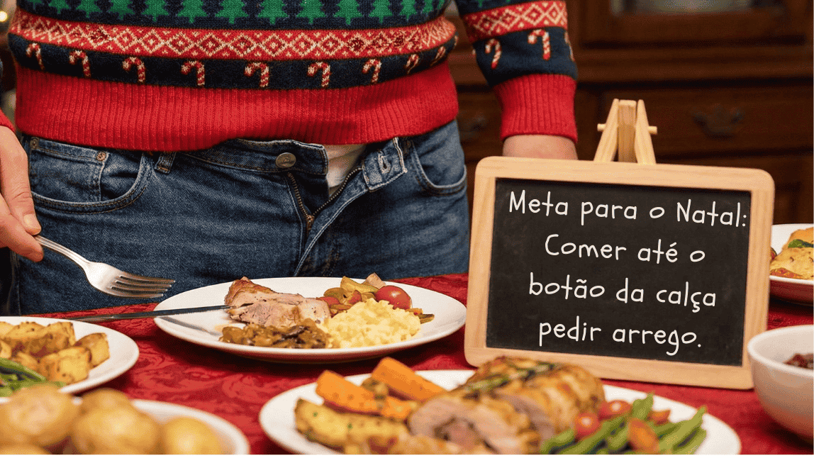 Pessoa abrindo o botão da calça jeans após comer muito na ceia de Natal, ao lado de lousa com frase engraçada sobre a meta de comer até pedir arrego.