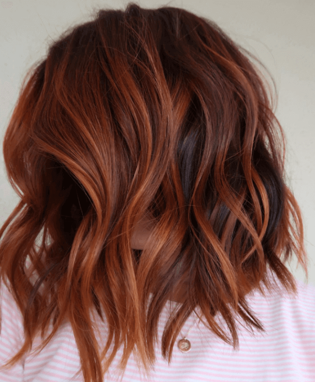 Weinrote Haarfarbe für den Winter