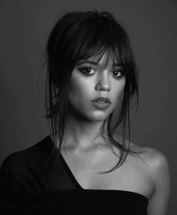 Frau mit Wispy Bangs im Winter