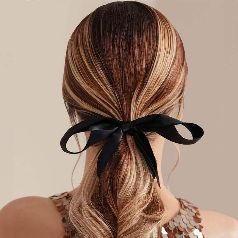 Christmas hairstyle: low ponytail