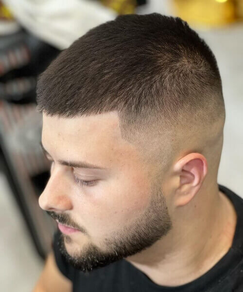 Corte Buzz Cut masculino com barba para rosto redondo