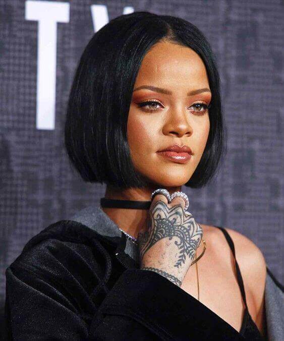 Rihanna com corte short bob liso, estilo elegante e prático para mulheres maduras.