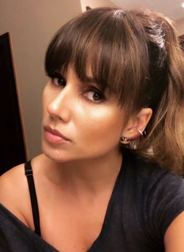 Paula Fernandes com corte de cabelo longo e franja cortina, estilo jovem para mulheres 40+.