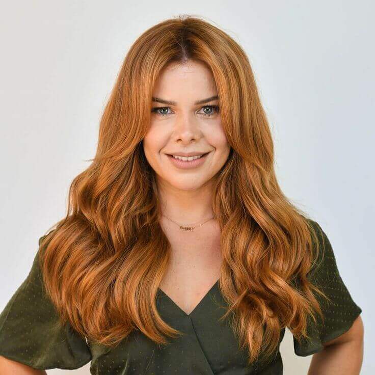 Fernanda Souza com cabelo longo ondulado em camadas, tendência de corte feminino 2026.