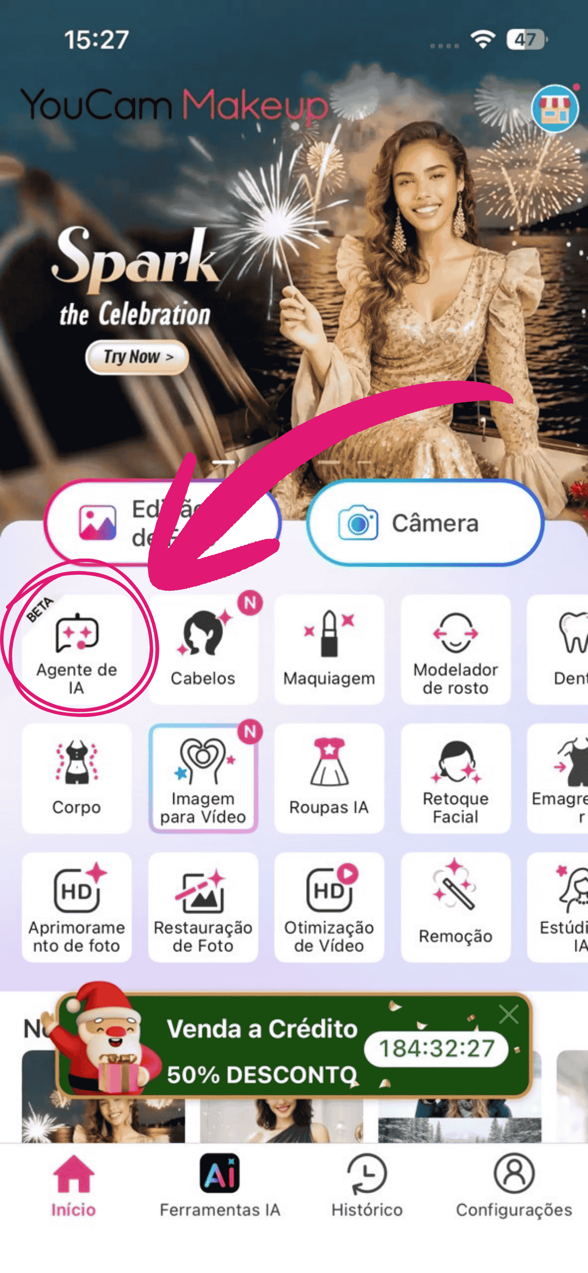 Tela inicial do aplicativo YouCam Makeup com uma seta rosa indicando onde encontrar o novo recurso Agente de IA para editar fotos.
