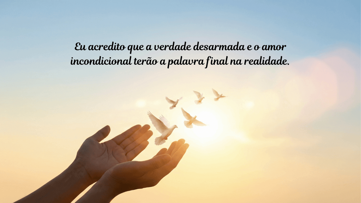 Mãos estendidas soltando pombas brancas da paz em direção a um céu azul iluminado e brilhante. Frase de esperança de Martin Luther King: 'Eu acredito que a verdade desarmada e o amor incondicional terão a palavra final na realidade'.