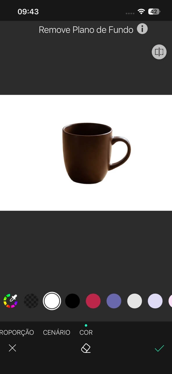 Foto de produto finalizada no YouCam Perfect com uma caneca marrom sobre fundo branco sólido, selecionado na ferramenta de cores do aplicativo.