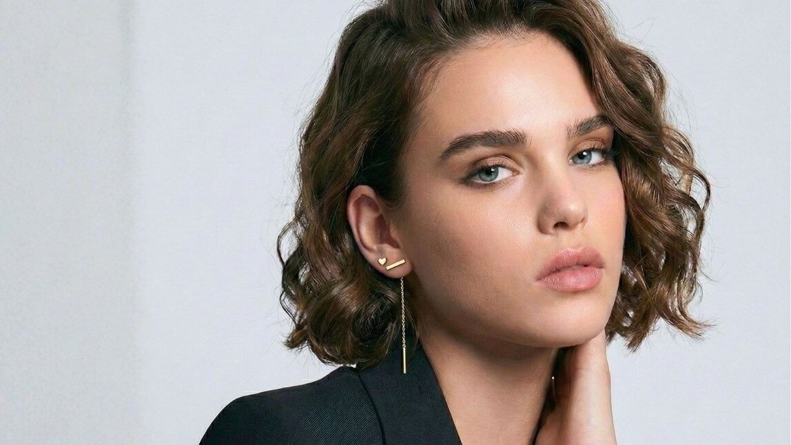 Earrings for Round Faces: Top 6 Styles & AI Tech