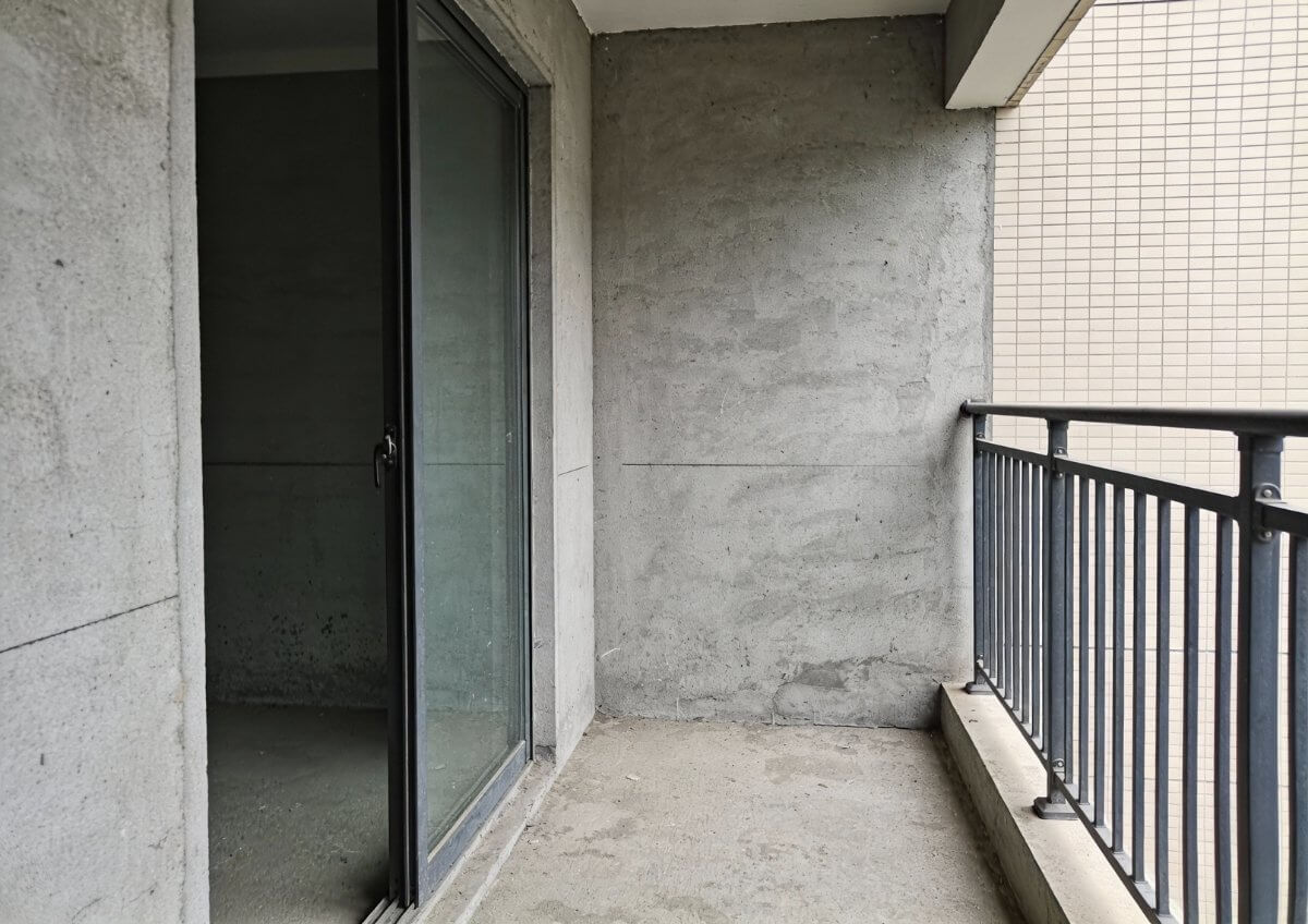 Leerer Balkon mit Betonboden