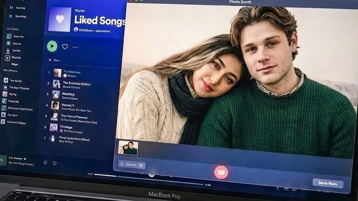 Tela de MacBook Pro exibindo playlist do Spotify e selfie de casal no app Photo Booth, ilustrando a trend viral de fotos aesthetic criada com IA.