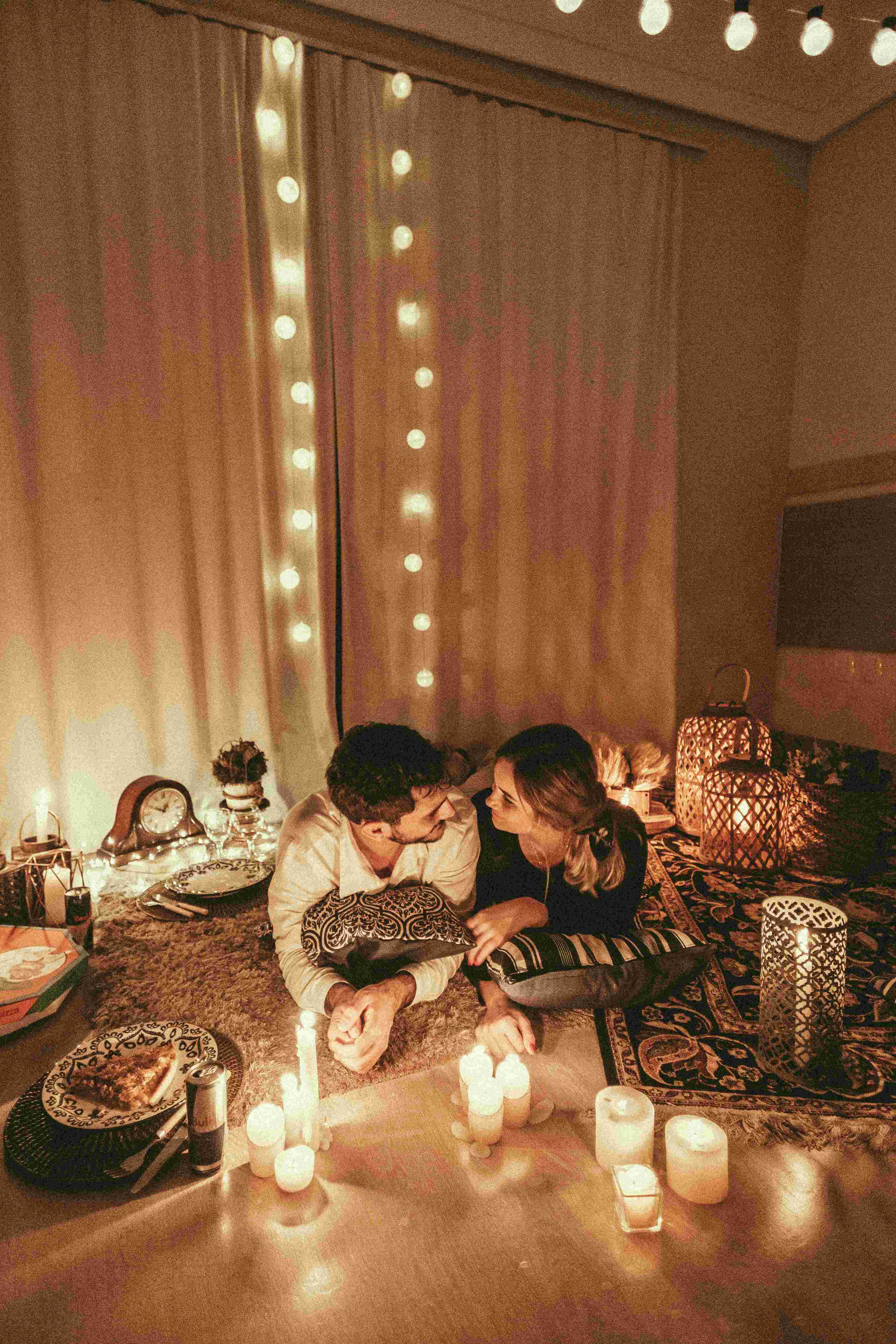 Valentine's Day photo ideas: Have a romantic dinner with candles at home