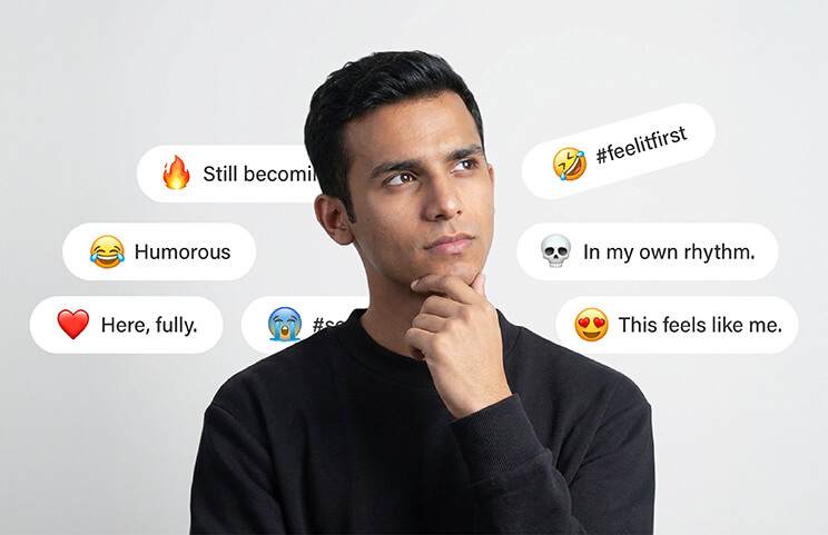 Mulher usando celular para criar legendas para Instagram com IA