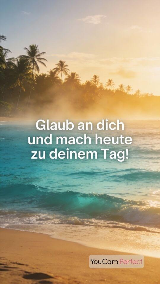 Strand bei Sonnenaufgang mit Palmen und der Botschaft "Glaub an dich und mach heute zu deinem Tag"
