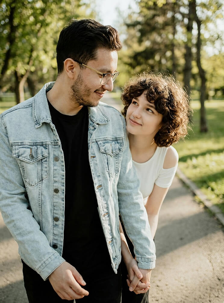Try this classic couple photoshoot pose this Valentine's Day.