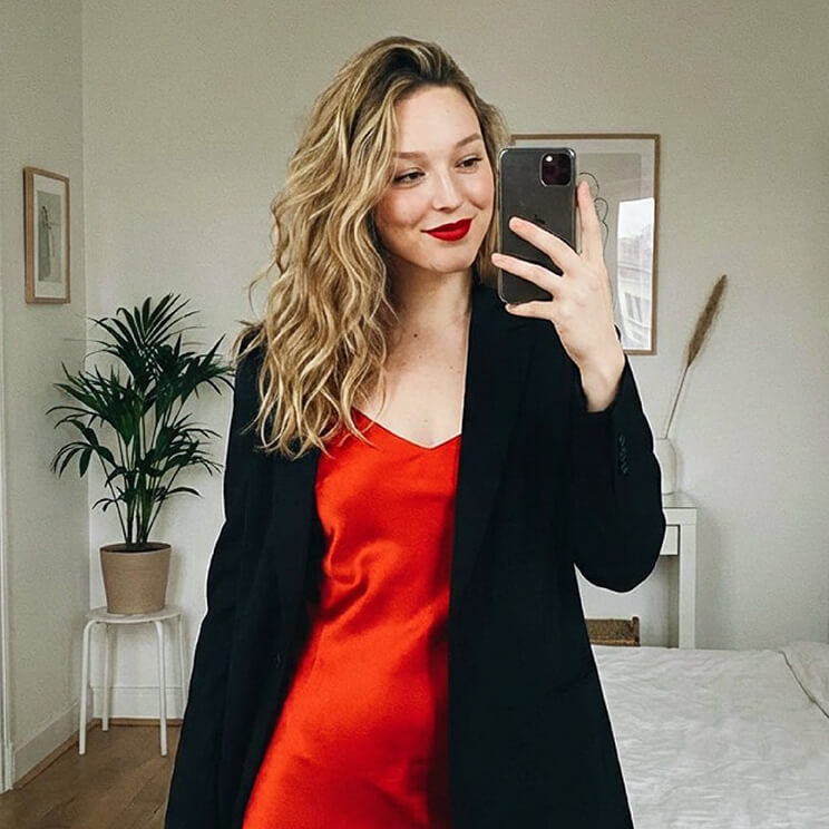 Mirror selfie is a fun and cute photoshoot idea for Valentine's.