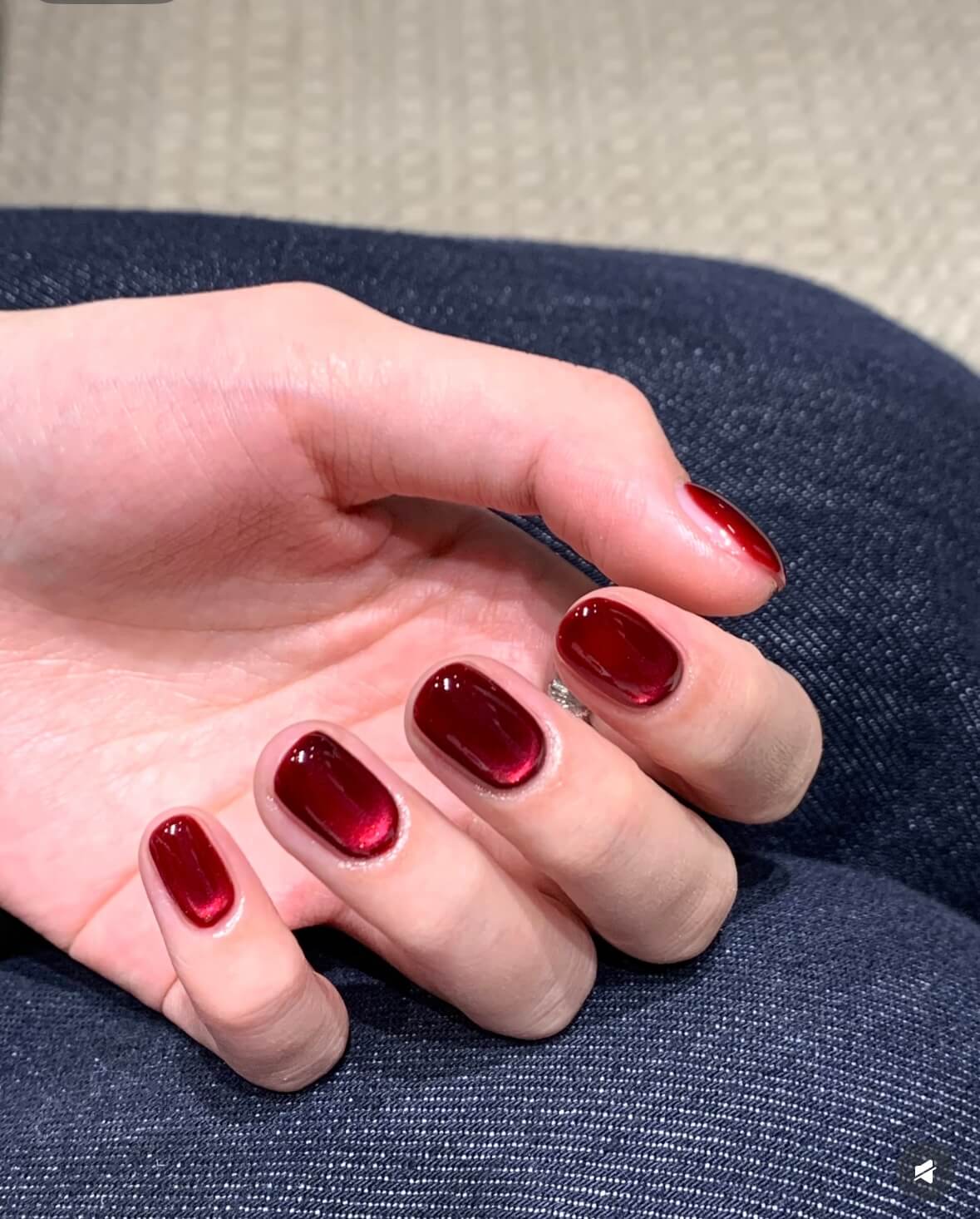 酒紅色美甲範本五：簡約貓眼