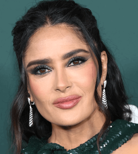 Salma Hayek com penteado ondulado para mulheres maduras