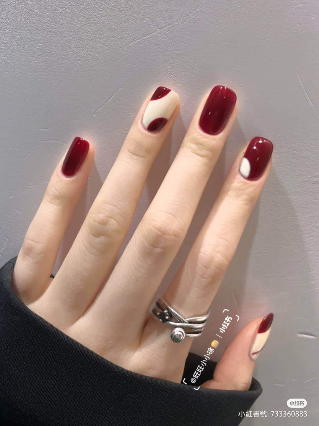 酒紅色美甲範本三：簡約塗鴉風