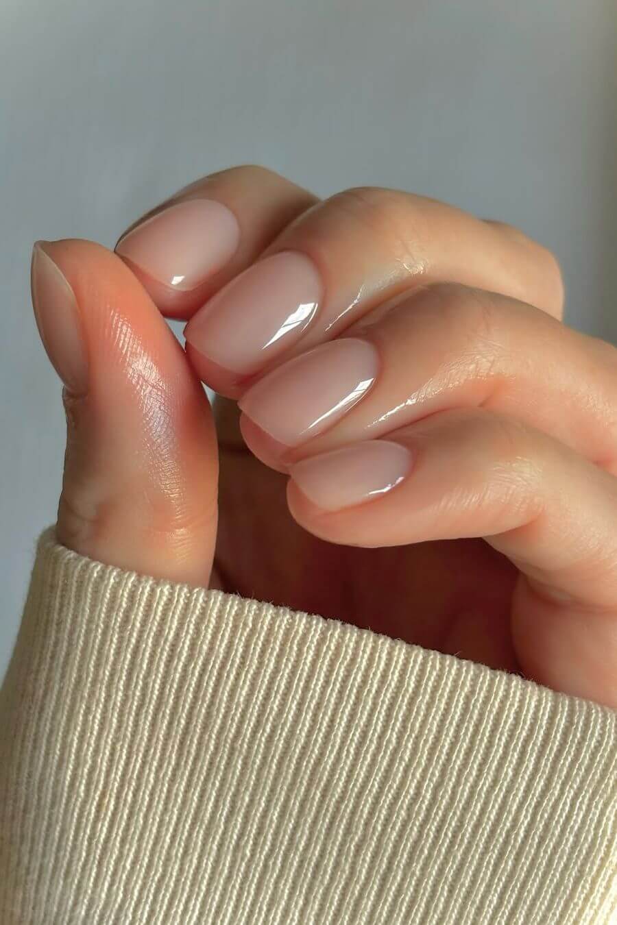 【VOGUE TAIWAN】2026年美甲趨勢「玻璃美甲」，回歸乾淨清新的極簡風格